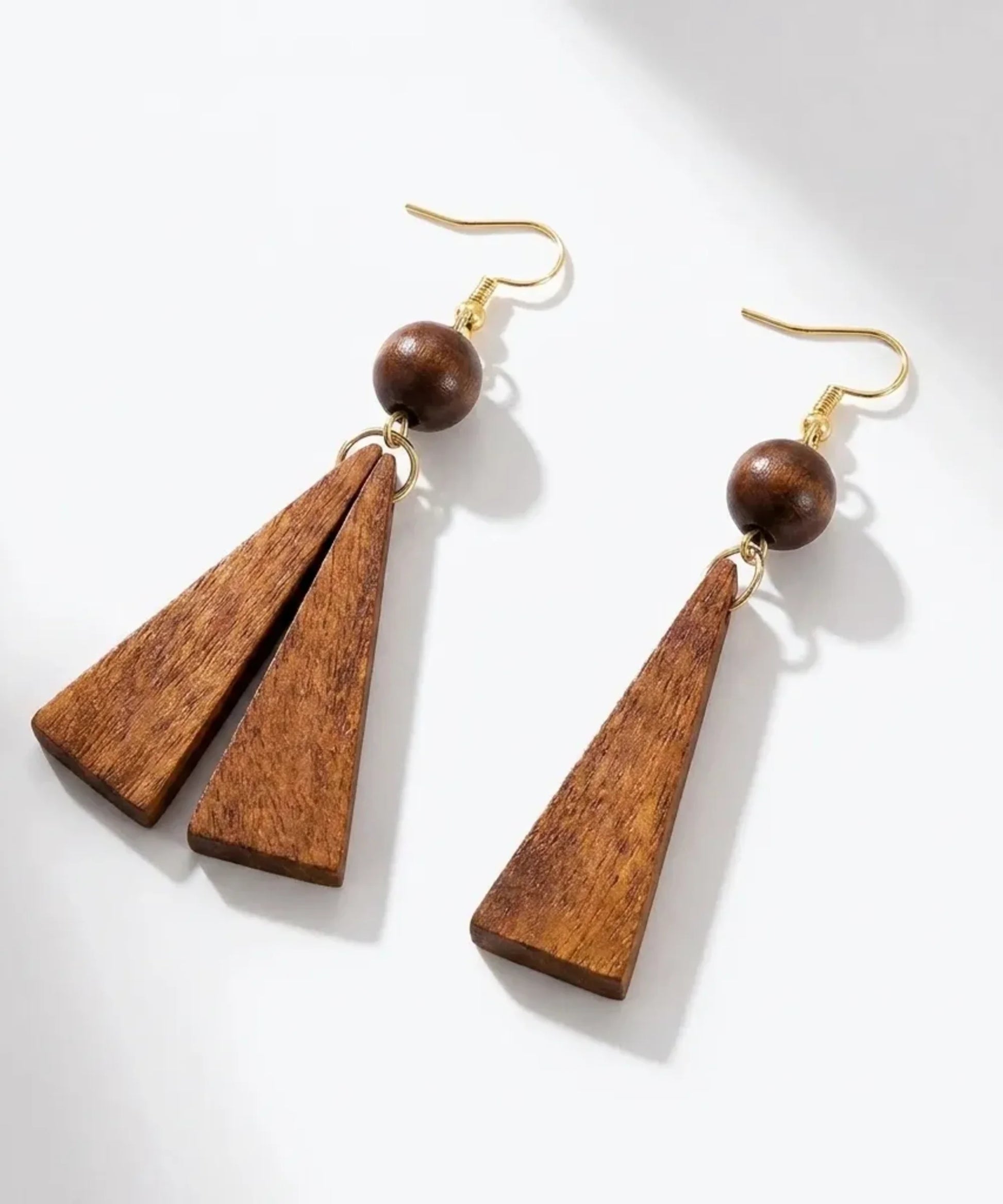 Boucles d'oreilles en bois Sylva Triangle asymétrique sur fond blanc, paire asymétrique, bijou artisanal e-commerce