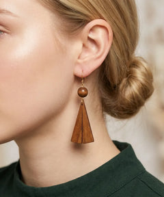Boucles d'oreilles en bois Sylva Triangle asymétrique portées, gros plan oreille, bijou élégant