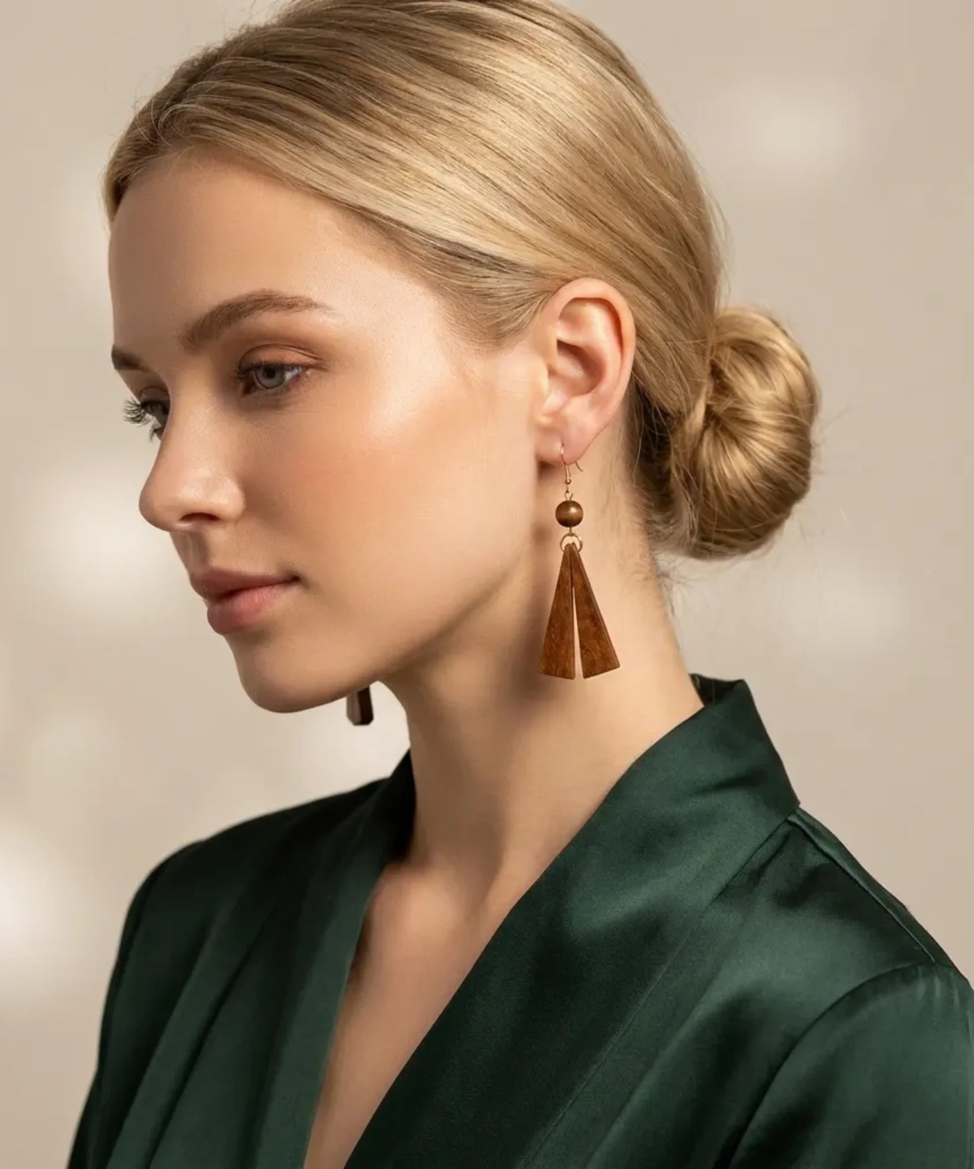 Boucles d'oreilles en bois Sylva Triangle asymétrique portées par une femme blonde, portrait style Pandora