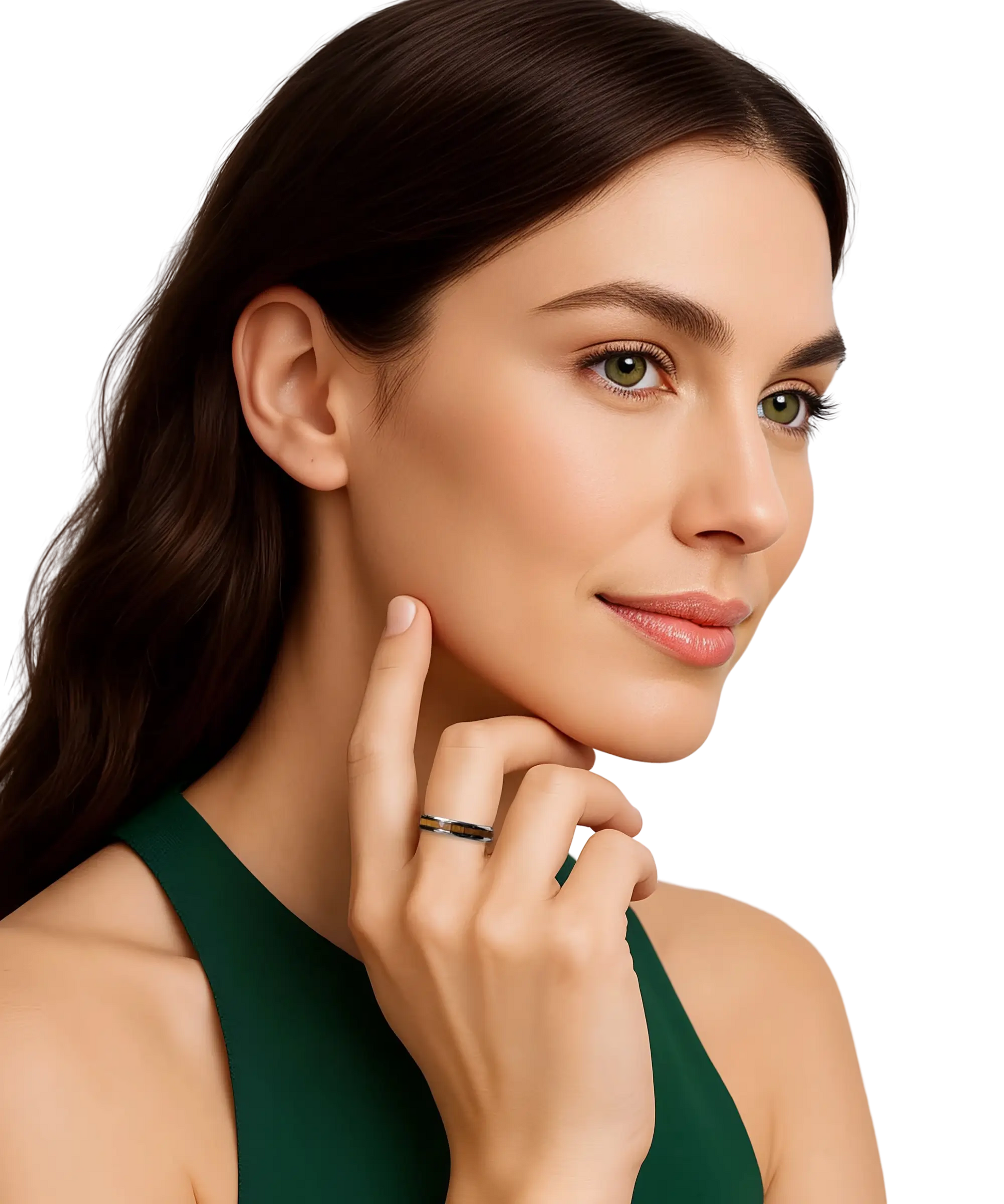 Femme élégante portant la bague Fortune Tana en tungstène et bois, mise en valeur sur sa main, avec un regard doux et un style raffiné