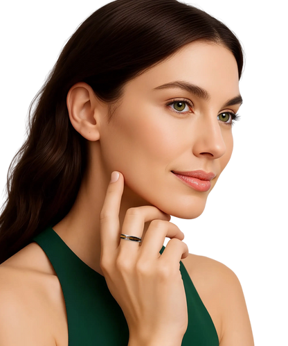 Femme élégante portant la bague Fortune Tana en tungstène et bois, mise en valeur sur sa main, avec un regard doux et un style raffiné