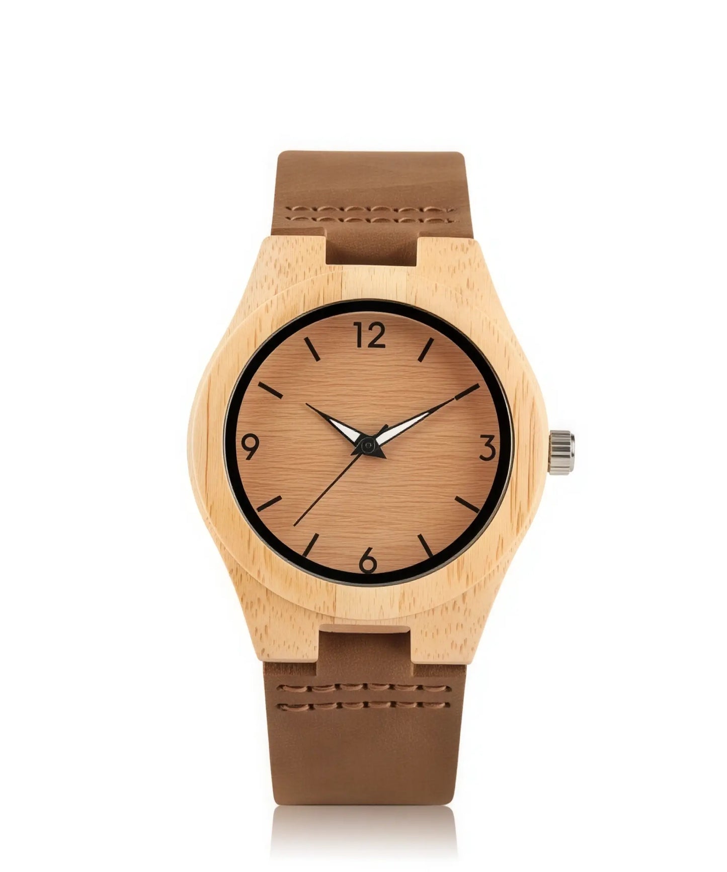 Montre en bois Terran dans studio blanc