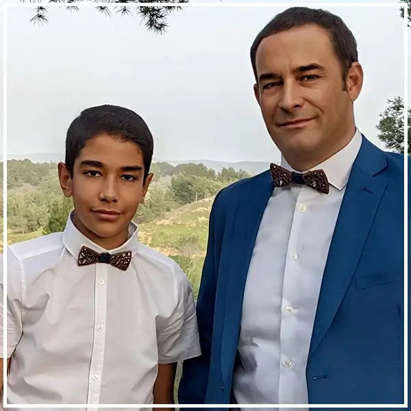 Père et fils portant des nœuds papillon en bois assortis, symboles d’élégance moderne et d’engagement écoresponsable selon l’esprit de Bois Eden.