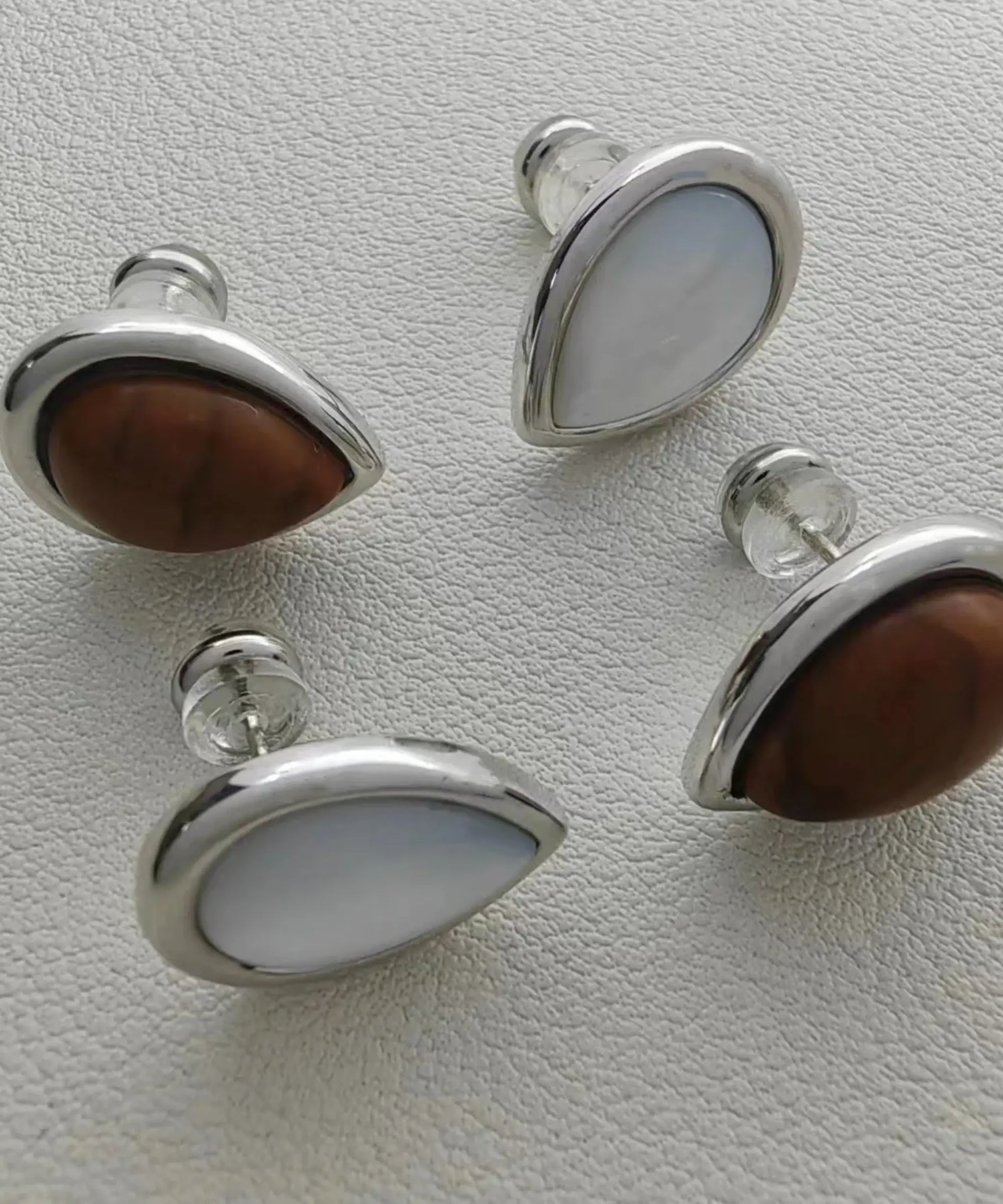 Boucles d'oreilles en bois Ondine Puces goutte nacre