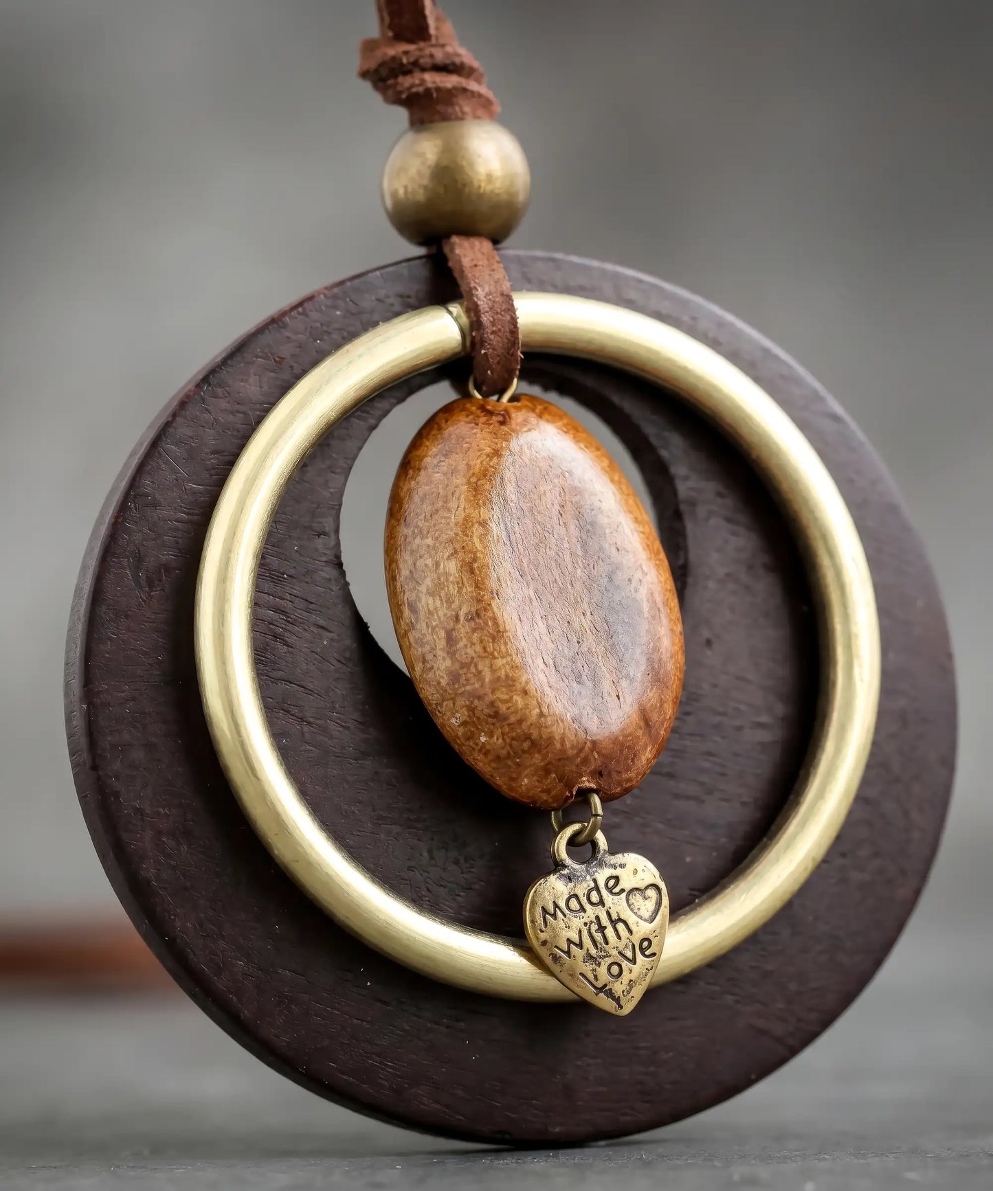 Pendentif bois double anneau marron et laiton dore avec breloque coeur Made With Love