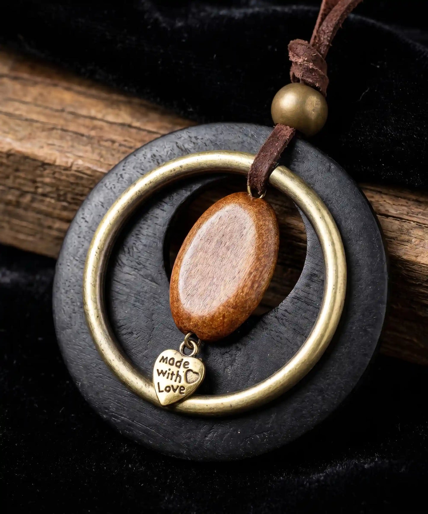Pendentif bois noir et laiton sur velours noir et bois vintage, bijou premium elegance
